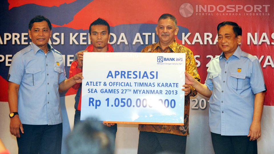 Peraih emas kumite Jintar Simanjuntak (kedua dari kiri) bersama direktur utama Bank BRI Sofyan Basyir dan ketua umum PB Forki Hendardji Soepandji. 